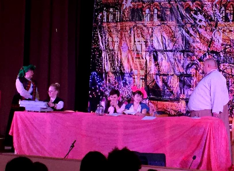 Колоритні актори у виставі ''Мина Мазайло''